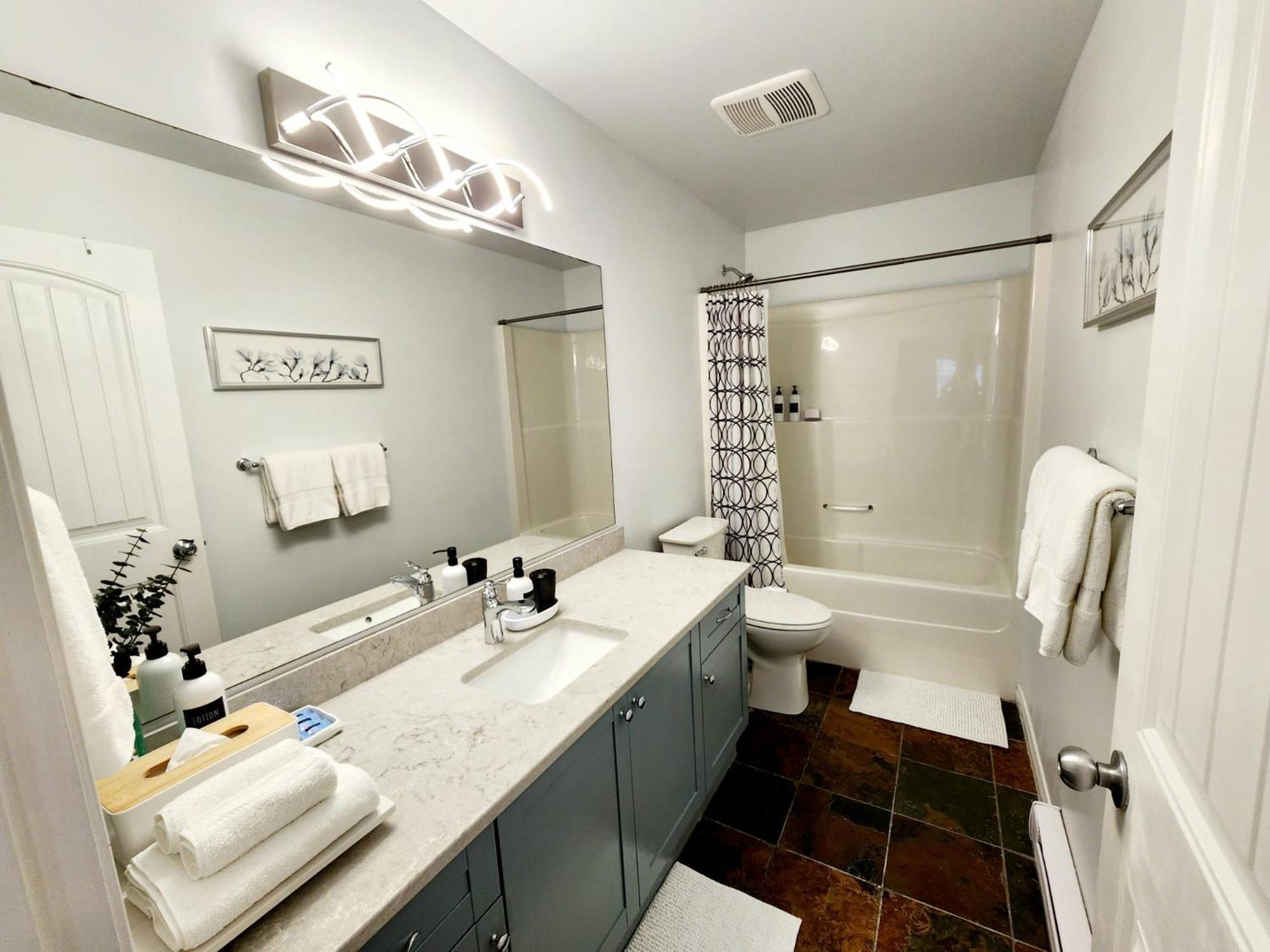 Adorable 1- Bedroom Suite In Langford Victoria Exterior foto