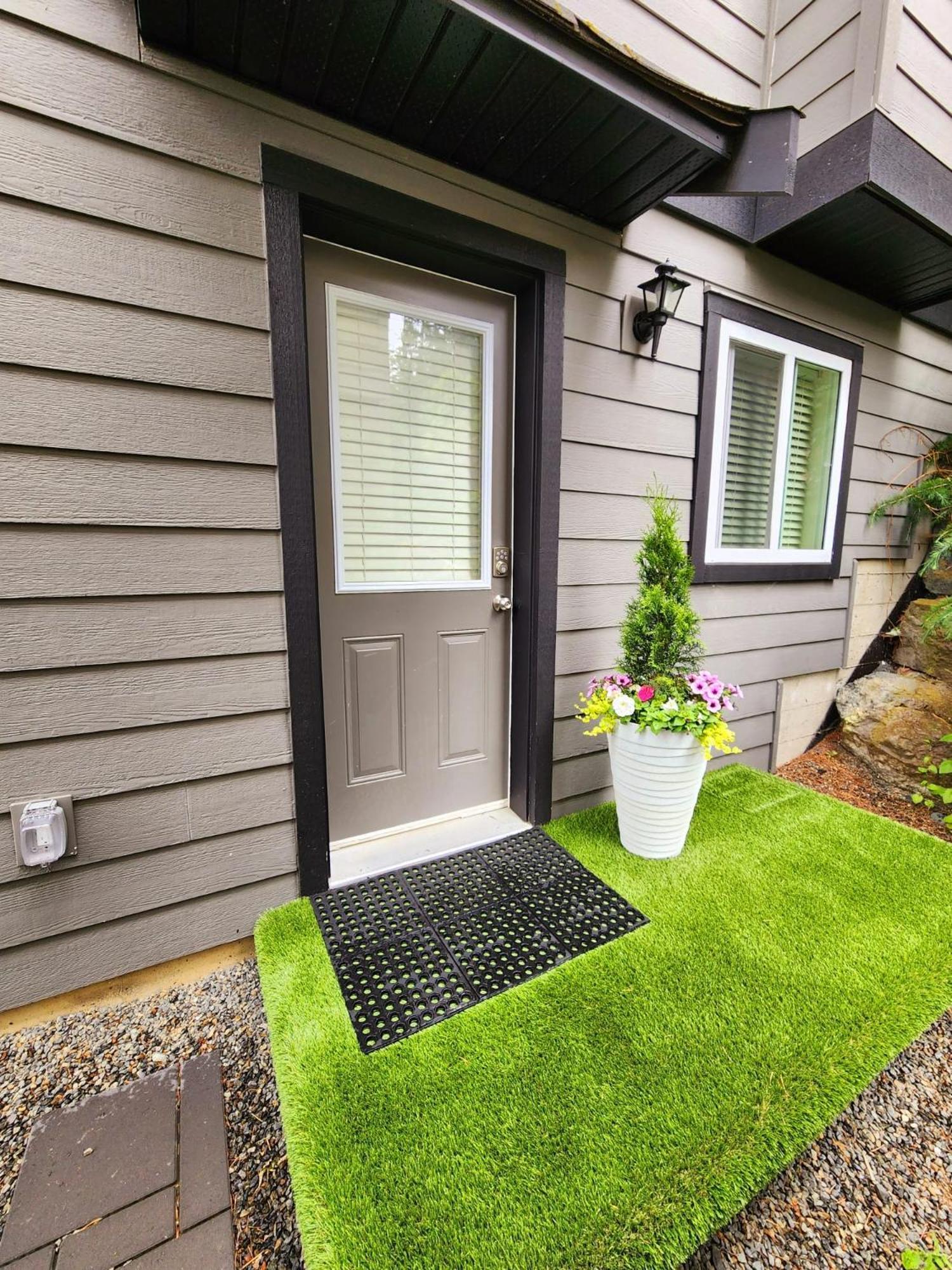 Adorable 1- Bedroom Suite In Langford Victoria Exterior foto